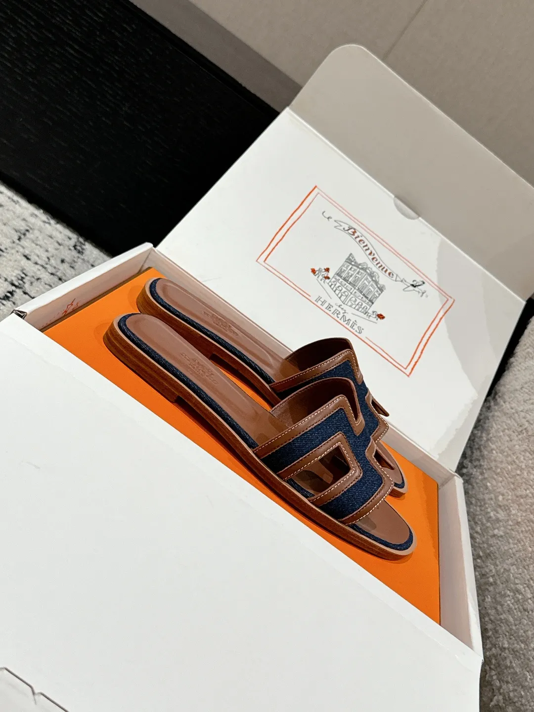 💕💕Factory direct selling price p480💕💕 HERMES Hermès Oran series H classic slippers flat slippers 2025 spring and summer latest color matching family portrait ❤️ Original development Purchasing quality Integrated rhinestones, rivets, palm prints, graffiti, embroidery and other details make the simple H slippers new! Add more matching possibilities! The basic colors and this year’s hot new colors are all with your eyes closed. A must-have item for H fans in summer❤️Every color is beautiful ✔️Upper: cowhide/sheep/hot diamond/denim ✔️Foot: original sheepskin ✔️Sole: Italian A-grade double-layer leather outsole ✔️Size: #35-42 (40.41.42 custom-made, non-refundable)